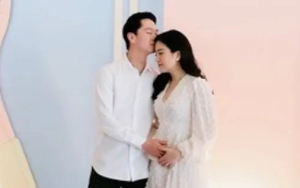 Kevin Sanjaya Elus Hingga Cium Baby Bump Valencia Tanoe Saat Foto di Spot Romantis Penuh Kenangan