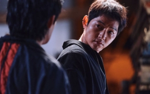 Pamer Punggung Penuh Luka, Song Joong Ki Jalani Latihan Intensif Bentuk Otot Demi 'Hopeless'