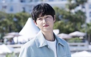 Song Joong Ki Perlihatkan Wajah Bayinya ke Reporter