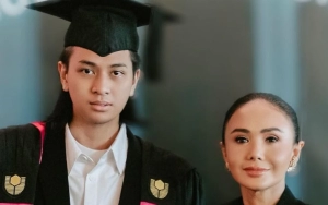 Yuni Shara Temani Putra Tampan Saat Wisuda, Foto Berdua Curi Atensi