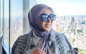 Syahrini Tampil Stunning Pakai Sepatu Hermes, Pose Duduk Dinilai Kurang Etis