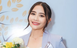 Prilly Latuconsina Nyeker Sambil Lari-lari di Bandara, Ada Apa?