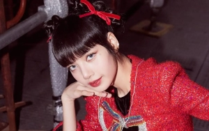 Lisa BLACKPINK Rampungkan Performance Crazy Horse, Pose Bareng Dancer yang Cuma Pakai Celana Dalam