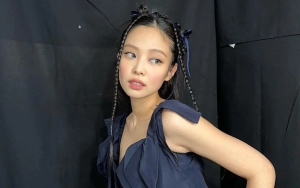 Jennie BLACKPINK Bak 2 Orang Beda Kala Berangkat & Dalam Pesawat Menuju Paris Fashion Week