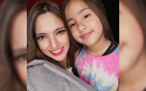 Nia Ramadhani Adu Gaya Bareng Putri Cantik, Penampilan Terbaru Mikhayla Jadi Sorotan