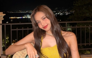 Digosipkan Pacaran, Lisa BLACKPINK Lempar Pita Bra ke Frédéric Arnault Saat Tampil di Crazy Horse