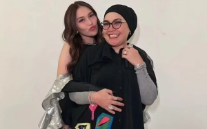 Ayu Ting Ting Rayakan Ultah Ibu di Korea, Beri Kejutan Sederhana Tapi Ngena