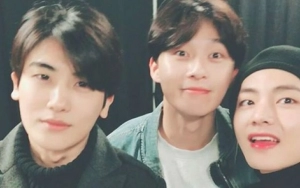 V BTS Pamer Foto Tidur Bareng Seranjang Bareng Wooga Hyungsik-Park Seo Joon