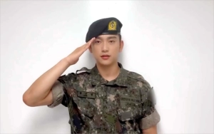 Karismatik, Jinyoung GOT7 Pimpin Sesama Prajurit Bawakan 'Hard Carry' di Militer
