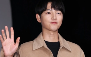 Song Joong Ki Kabur Saat Diminta Joget 'Hype Boy' NewJeans Bareng Pemain 'Hopeless'