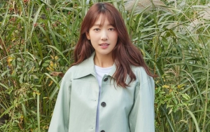 Mama Baru Super Sibuk, Park Shin Hye Pamer Perut Rata Saat Ikut Tren IG