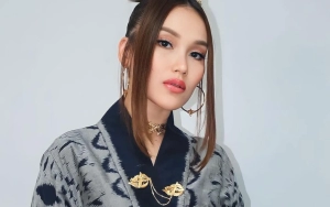 Airport Fashion Ayu Ting Ting Pancarkan Vibe Idol K-Pop, Lutut Glowing Curi Fokus