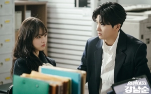 Selfie Park Bo Young & Park Hyung Sik di Lokasi 'Strong Girl Nam Soon' Munculkan Teori Halu