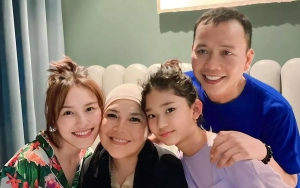 Ayu Ting Ting dan Ibu Promosi Warung Ayah Rozak, Pakaian Umi Kalsum Bermukenah Saat Masak Digunjing