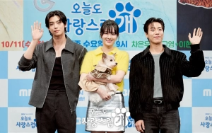 Gestur Tangan Cha Eun Woo ASTRO ke Park Gyu Young dan Lee Hyun Woo Berbeda