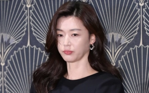 Tampil Minimalis, Jun Ji Hyun Jadikan Bandara Bak Peragaan Busana