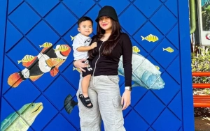 Nathalie Holscher Pajang Foto Adzam Digendong dan Dicium Pria Bule, Pacar Baru?