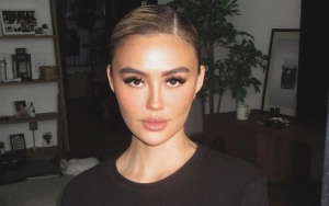 Agnes Monica Ketawa Ngakak Gegara Tulisan Sambutan Salah Nama Saat Tiba di New York