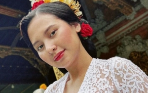 Indah Permatasari Cantik Pakai Dress, Refal Hady dan Arie Kriting Ikut Pose Akur Bak 2 Suami