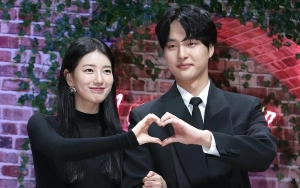 Promosi 'Doona!', Yang Se Jong Bersandar Nyaman di Pundak Suzy di Pemotretan Majalah ELLE