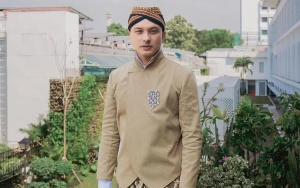 Nicholas Saputra Pamer Potret Pesawat, Tulisan Caption Bikin Halu Berjamaah