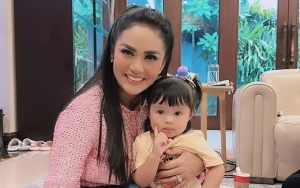 Kompakan Bareng Ameena, Kris Dayanti Tampil Cantik Manglingi Kenakan Hijab 