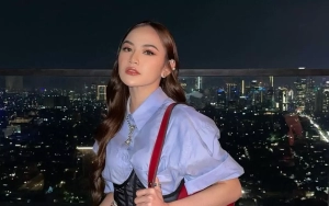 Hadir di Konser Pacar, Mahalini Tampil Cetar dengan Gaun Merah Serta Aksesoris Jaring-jaring