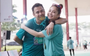 Raffi Ahmad dan Nagita Slavina Serasi Bak Bangsawan Kala Catwalk Di Jakarta Fashion Week