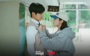 Ryeoun & Seol In A Bingung Cari Posisi Enak Buat Syuting Ciuman 'Twinkling Watermelon'