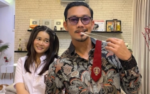 Main ke Pesantren, Look Denny Sumargo dan Istri Buat Pangling