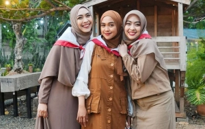 Oki Setiana Dewi Foto Kece Bareng Dua Adik, Wajah Sendu Ria Ricis Tuai Atensi