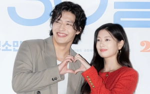 Kang Ha Neul Terciduk Sibuk Jaga Jung So Min yang Pakai Rok Pendek