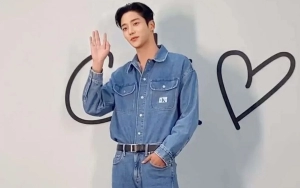 Dibandingkan Model Asli, Rowoon Tutupi Dada Yang Terbuka Dengan Selendang di Konferensi Drama