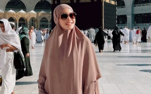 Jalani Umrah, Maia Estianty Bantu 17 Jamaah Tak Dikenal Yang Kehilangan Pemandu