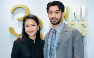 Foto Bareng Dian Sastro, 2 Look Reza Rahadian Beda Banget!