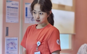 Park Bo Young Dipuji Bak Sinterklas di Lokasi Syuting 'Daily Dose of Sunshine'