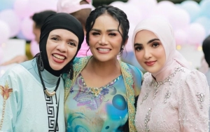 Kris Dayanti Bagikan Foto Adem Kala Umrah Bareng Keluarga, Sikap Ashanty dan Geni Faruk Sehati