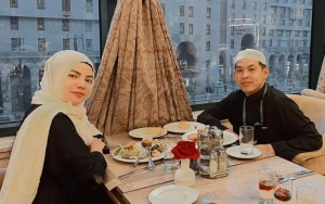 Dinar Candy Berhijab Cantik Saat Umrah, Ko Apex Bungkam Haters Usai Status Duda Terkuak