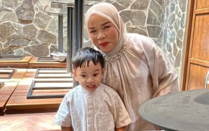 Peringati Kematian Vanessa Angel, Tangis Oma Dewi Pecah Kala Ajak Gala Ziarah Ke Makam
