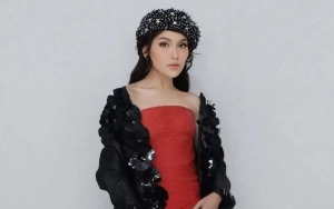 Ayu Ting Ting Ngakak Gegara Dikasih Hadiah Anti Mainstream Saat Manggung