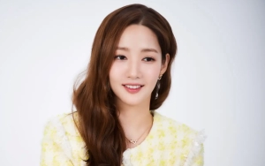 Park Min Young Bagikan Foto Girlfriend Material untuk Rayakan 17 Tahun Debut
