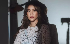 BCL Memukau dalam Balutan Kebaya Glamor Saat Pamer Piala AMI Awards 2023