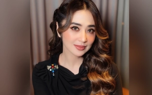 Aksi Dewi Persik Gendong Cucu Undang Beragam Reaksi