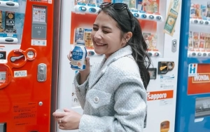 Prilly Latuconsina Jadi Tontonan Pengunjung Mal Saat Asyik Gendong Bayi