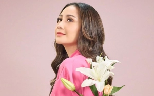 Adab Nagita Slavina Duduk di Lantai Makan Bareng Pengasuh Anak Ramai Dipuji