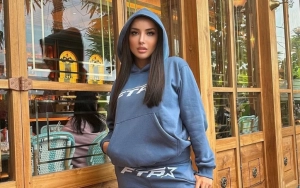 Millen Cyrus Tetap Sholat Pakai Sarung Meski Dandan Feminim