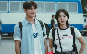 Posisi Tangan Ryeoun ke Seol In A Kala Foto Bareng Staf Bikin Salfok