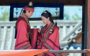 'Moon in the Day' Episode 6 Recap: Pyo Ye Jin Akhirnya Tahu Identitas Asli Kim Young Dae