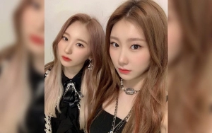 Wajah Lee Chaeyeon Disensor saat Chaeryeong ITZY Pamer Foto Keluarga