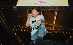 Denny Caknan Royal Beri Hadiah Berharga untuk Fans Nenek-Nenek